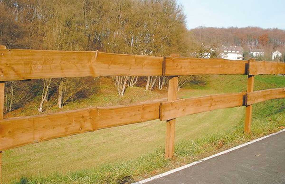 Holzbohlen-Zaun